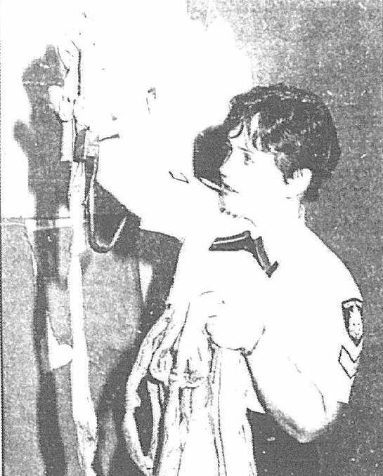 Senior Constable Sandra Birch examines a makeshift grappling hook prisoners used to escape. Picture appeared in the Bendigo Advertiser the day after the escape.