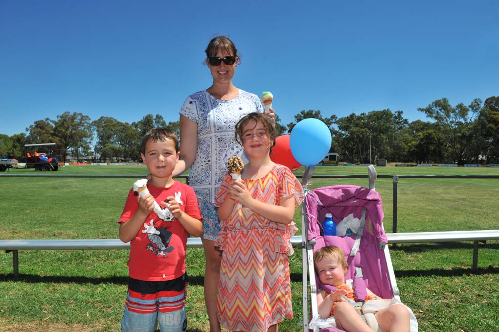 FAMILY EVENT:  Family icecream time, mum Tamara with her children, Julian, Madeline and Annabelle 2017. Picture: NONI HYETT.