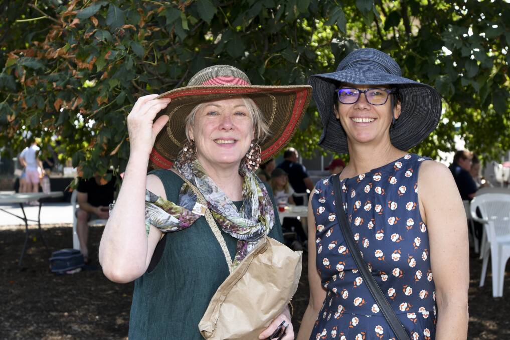 MARKET FUN: Sue Leeuwenburg and Taffy Avard enjoy a central Victorian market. Picture: NONI HYETT