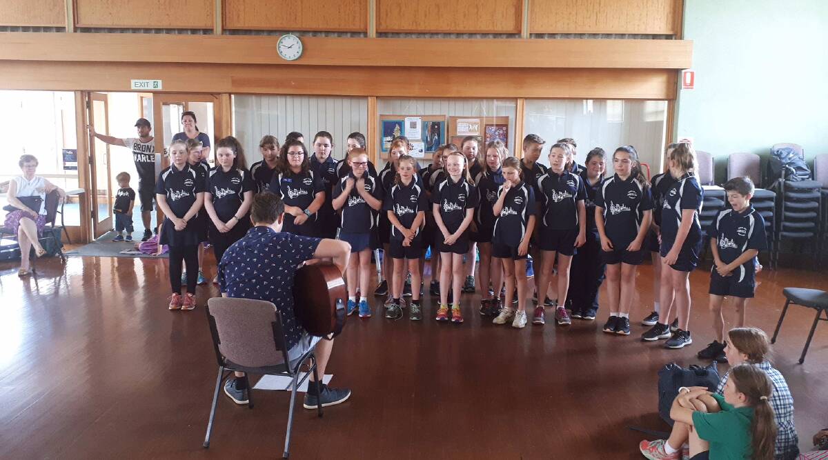Students sing together in a choir with Nick Reid. Picture: BENDIGO ADVERTISER