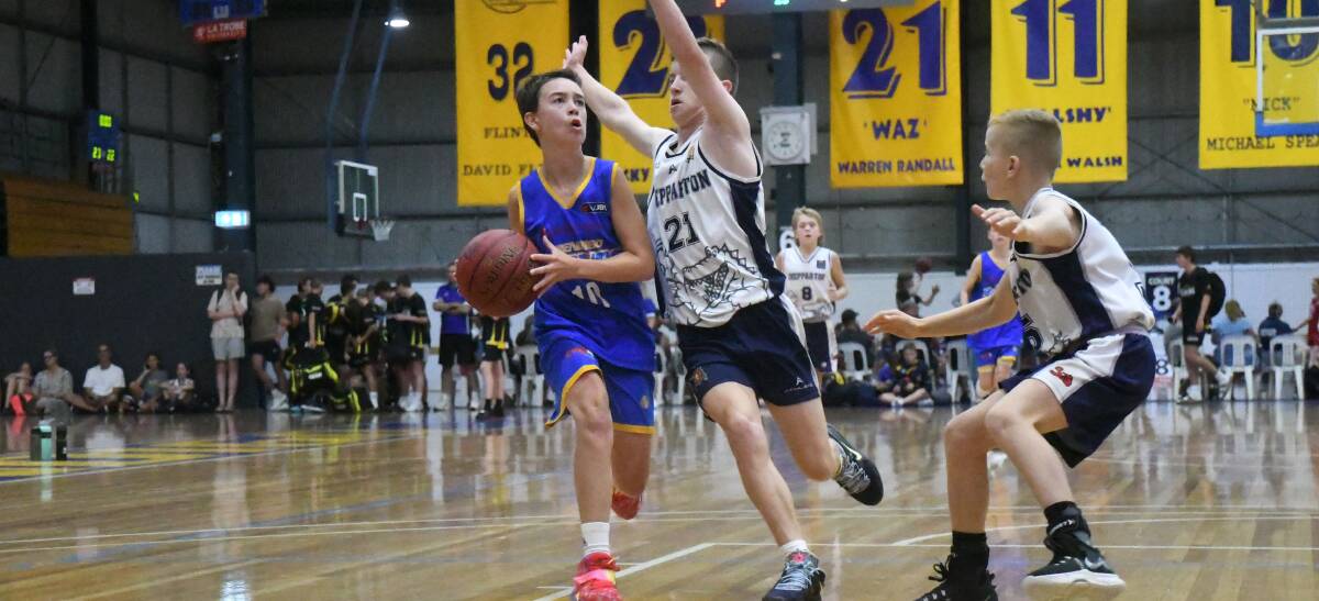 Braves' Jack Frankel under pressure from Shepparton's James Kelly during Bendigo's thrilling two-point (37-35) semi-final win on Saturday. Picture by Noni Hyett