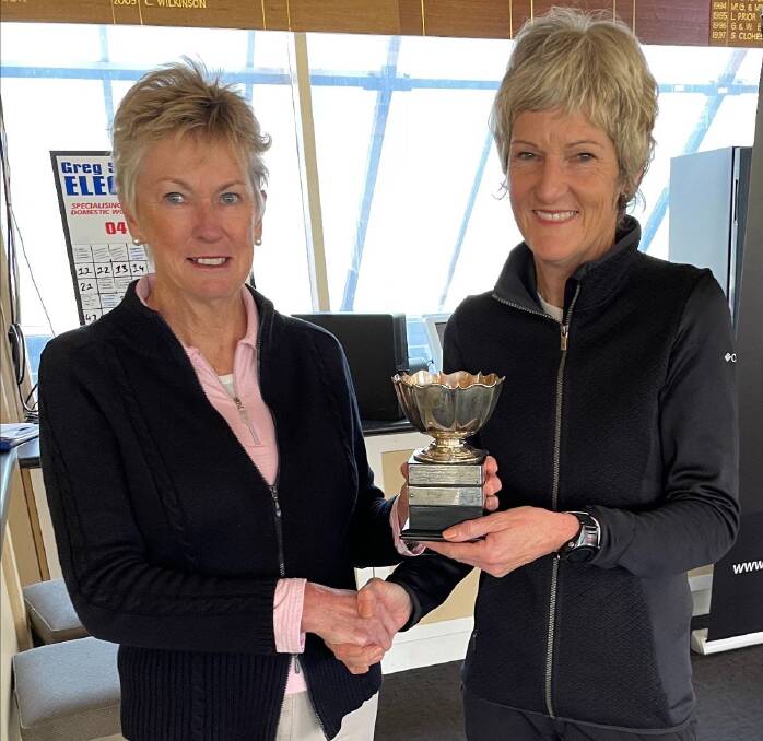 Bendigo GC Lady's president Mary McLeod presenting Tracy Jefferies with the Gatehouse Cup. Picture: SUPPLIED