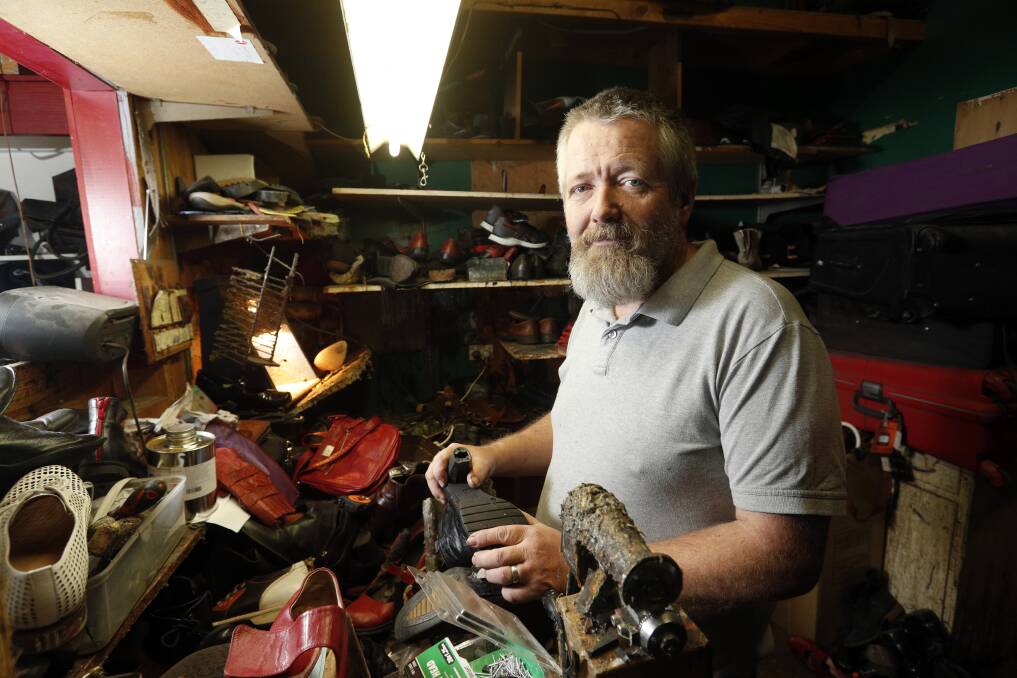 Bendigo Cobbler Ross White closes his door after 35 years of repairs