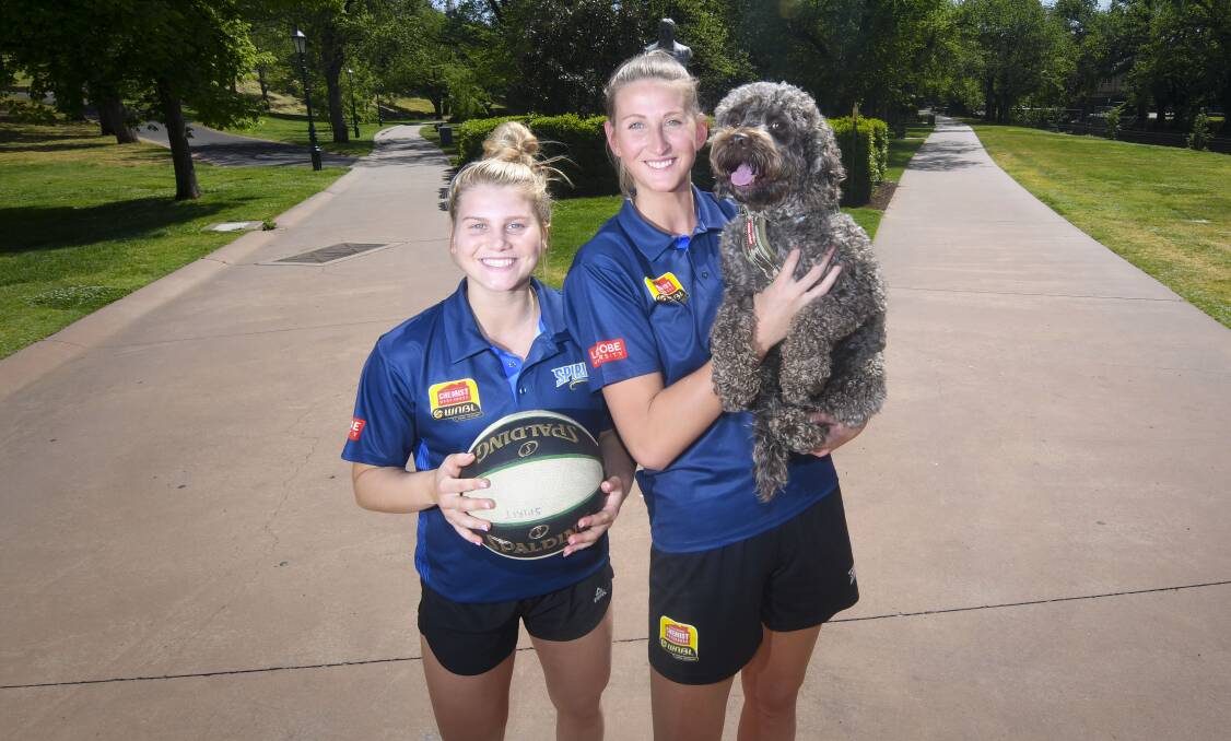 NEW SPIRIT: Shyla Heal, Carley Ernst and Calvin have embraced the Bendigo way of life. Picture: NONI HYETT