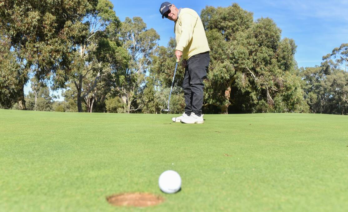 BIG PUTT: Bendigo Golf Club member Warren Driscoll plays using just his left hand due to injuries sustained after a fall in 2011. Picture: DARREN HOWE