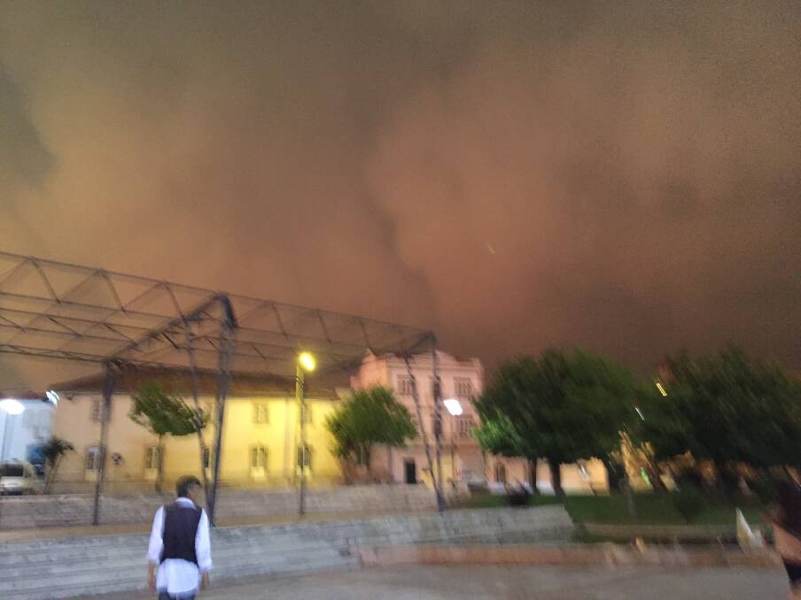 Choking smoke: clouds of smoke and ash pouring into Avelar.