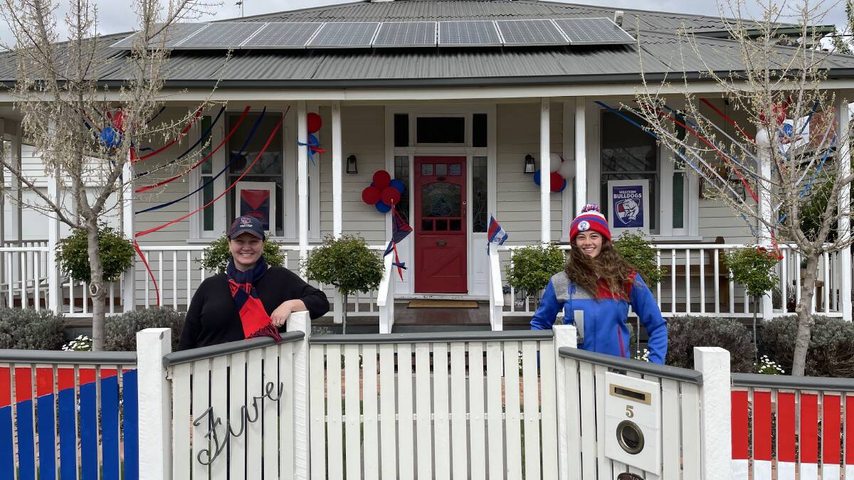 Family's footy rivalry spills to front yard ahead of AFL grand final