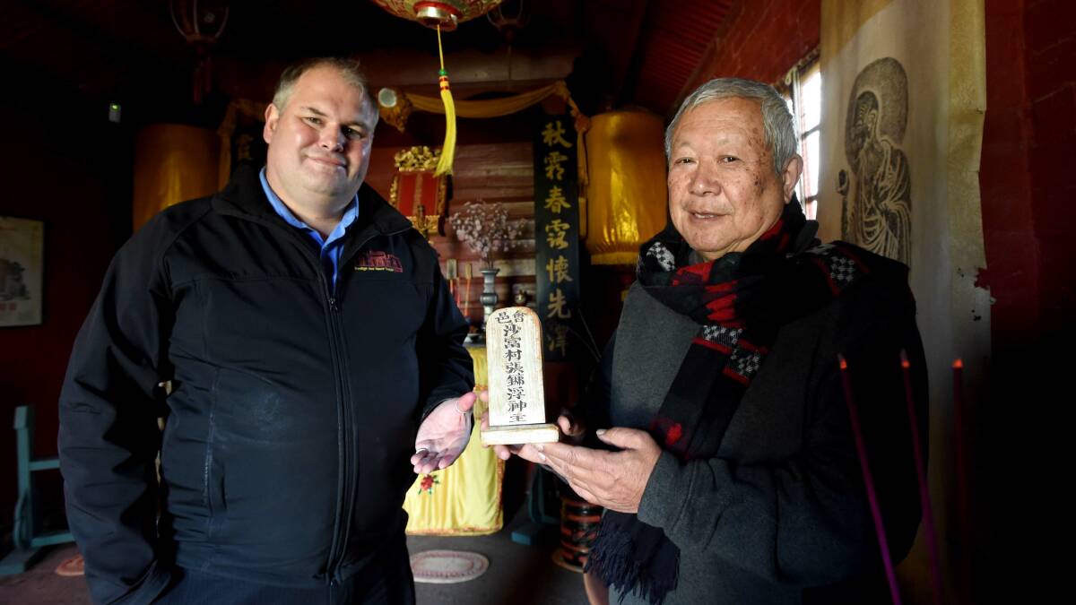 Darren Wright and Dennis O'Hoy with the 140-year-old tablet of Zhang Yong Fu.
