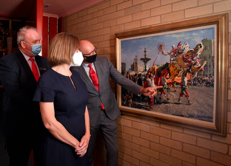 ARTWORK: Golden Dragon Museum CEO Hugo Leschen and board chair Doug Lougoon with Sandhurst Trustees chair Jenny Dawson with the painting. Picture: NONI HYETT