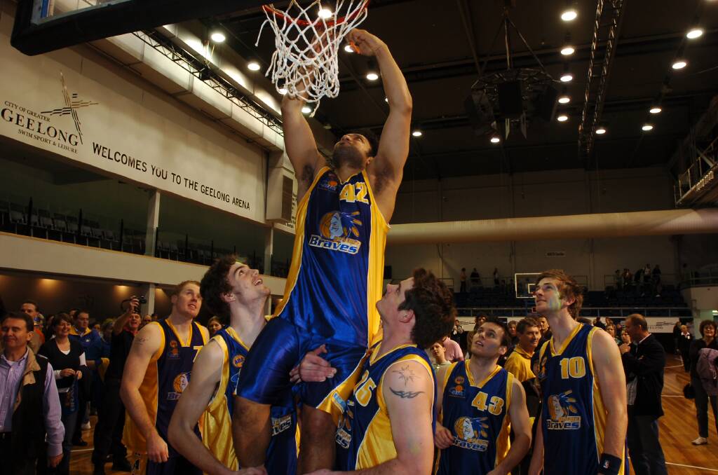 Sam Fotu (#42) cuts down the net following the Braves 2005 championship win, watched on by Chris Hogan (#10).