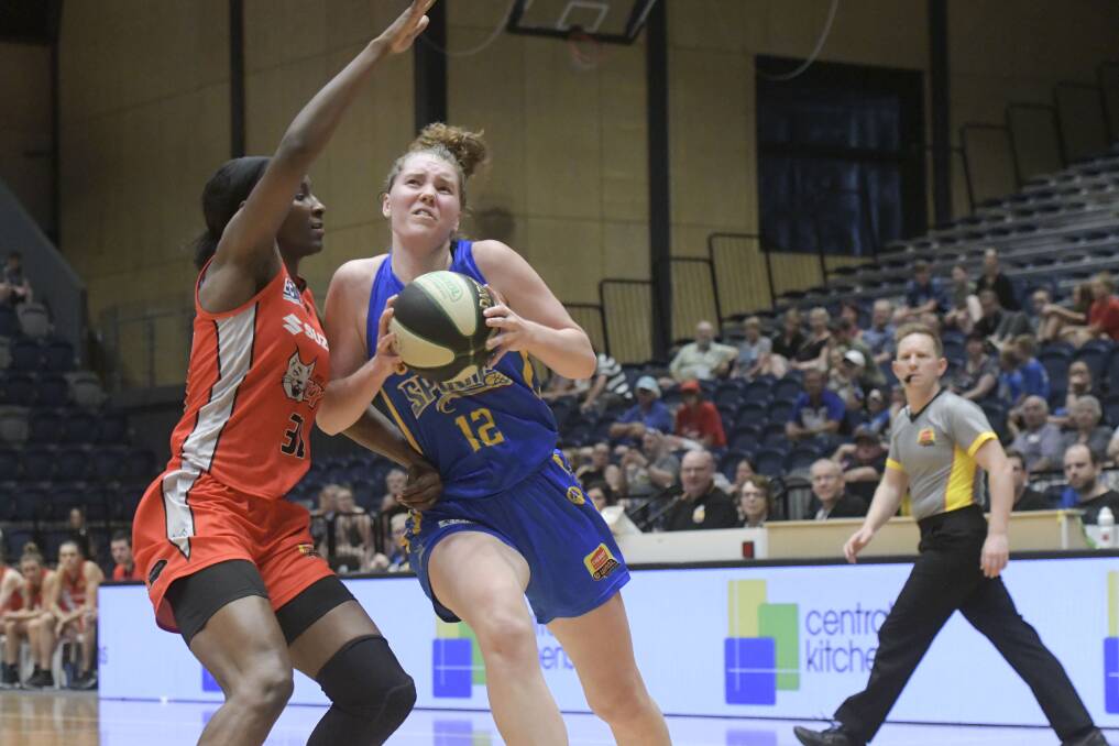 Nadeen Payne drives to the basket during last Sunday's frustrating two-point loss to Perth Lynx at Bendigo Stadium. Payne, the Spirit's 2017-18 season MVP, finished with 15 points and four rebounds. Picture: NONI HYETT