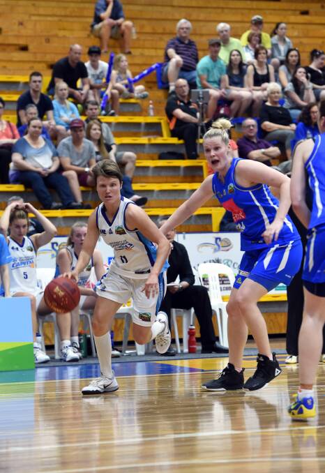 Jess Bibby in action for Canbera against the Spirit.