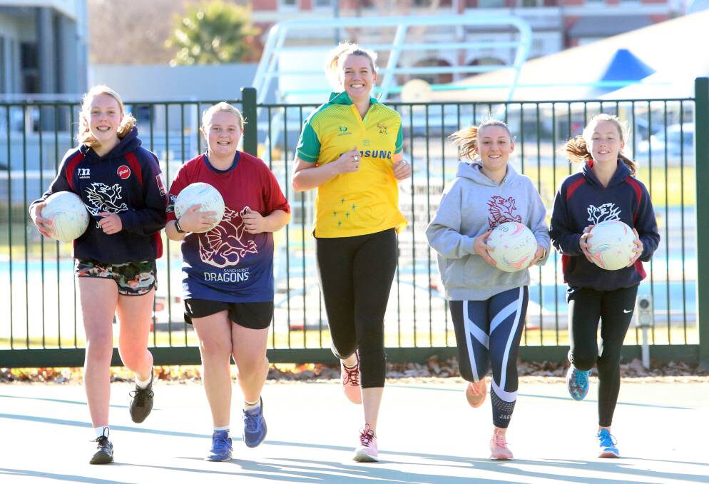 Australian Diamonds star Caitlin Thwaites with Sandhurst netballers Alana Tzaros, Shallon Webb, Paige Ryan and Reece Gilchrist at the Queen Elizabeth Oval courts on last week. Picture: GLENN DANIELS