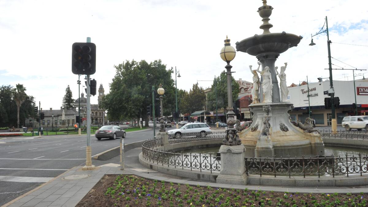 LIGHTS OUT: Faulty traffic lights in Bendigo's CBD has thrown traffic into chaos. 