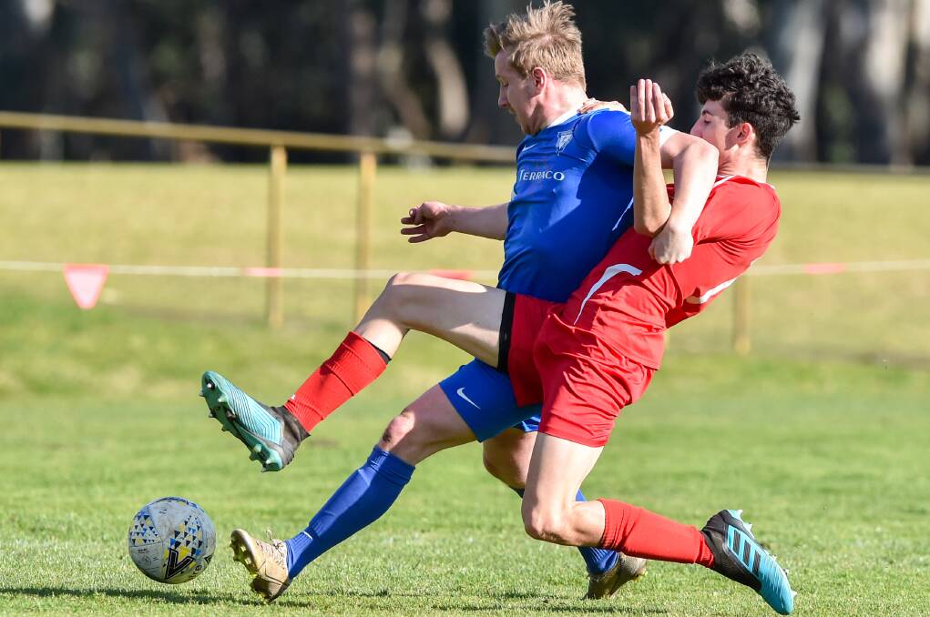 ONE-ON-ONE: Strathdale's Sam Farr and Spring Gully's Will Keating compete for possession of the ball. Picture: DARREN HOWE