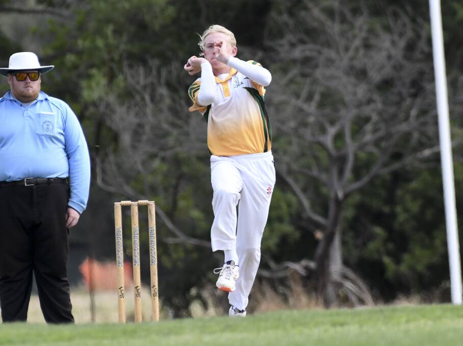 OUTSWINGER: Castlemaine opening bowler Nash Robinson in action against Red Cliffs. Pictures: NONI HYETT