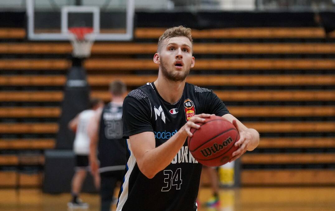 Bendigo basketball fans will have to wait an few extra weeks to watch Jock Landale in action for Melbourne United.
