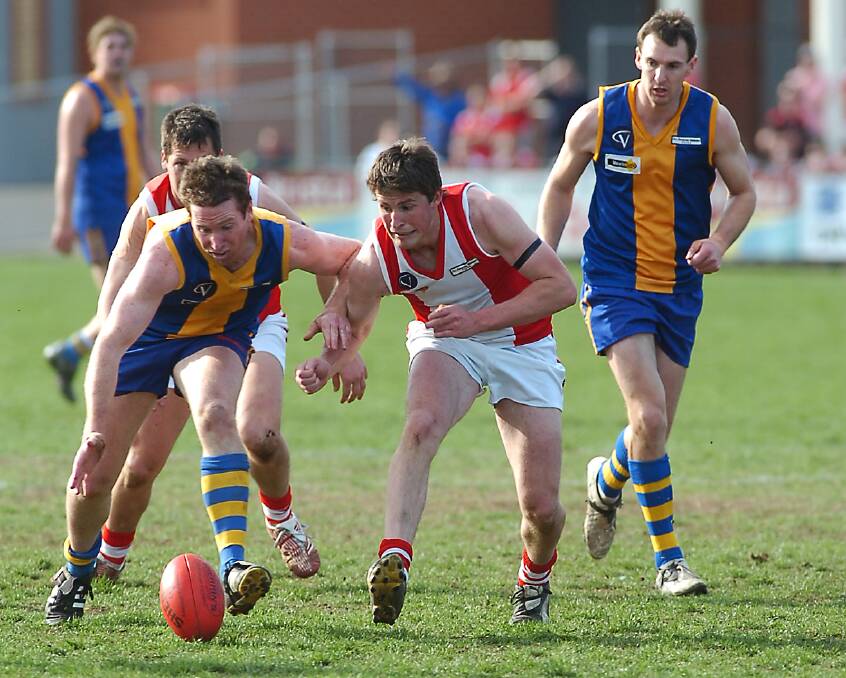 Golden Square's Jason Griffin and South Bendigo's Grant Tasca in the 2007 elimination final.