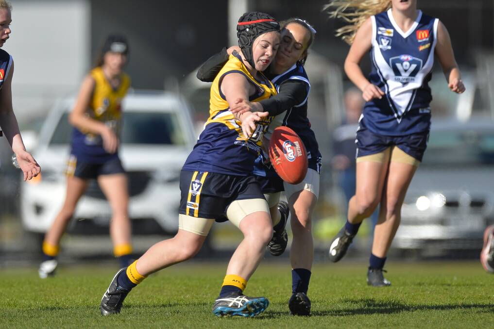 Bendigo's  Melissa Taig gets a kick away in the under-15 youth girls match. Picture: LACHLAN BENCE