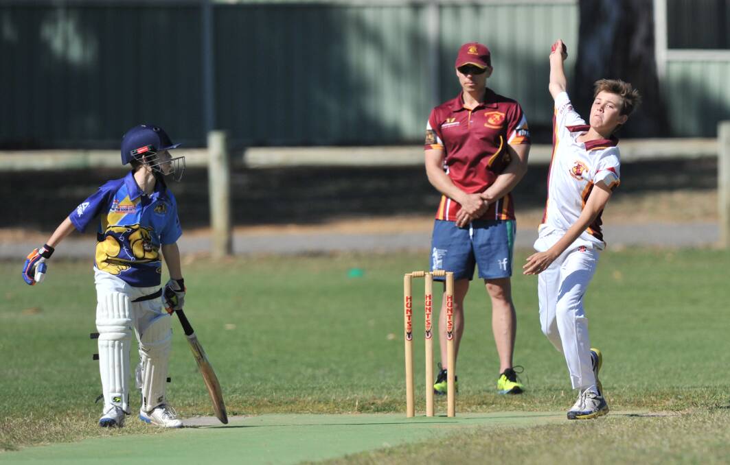 Matthew Morgan bowls for Maiden Gully in the under-14 clash with Golden Square. Picture: NONI HYETT 