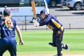 Kate Shallard goes on the attack for Bendigo in the T20 clash against Ballarat at the QEO. Picture by Darren Howe