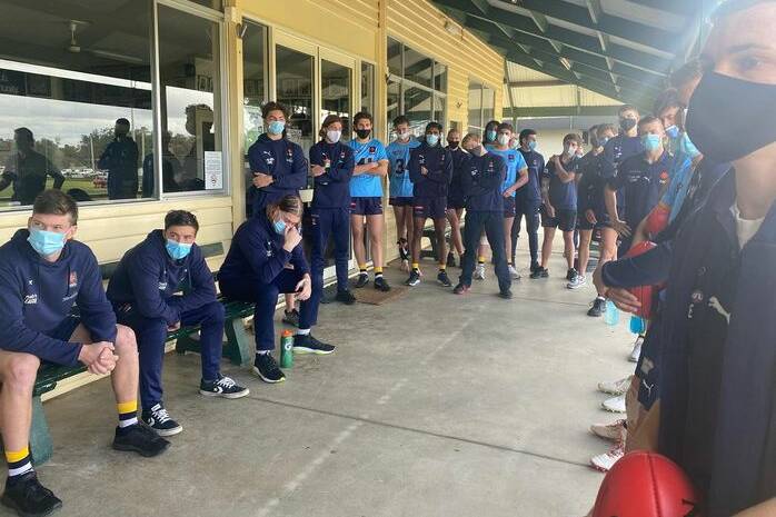Masked up Bendigo Pioneers players have their pre-game meeting outside the rooms in Echuca. Picture: BENDIGO PIONEERS
