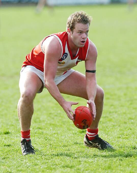 South Bendigo defender Julian Lake grabs possession of the ball in the 2007 elimination final.