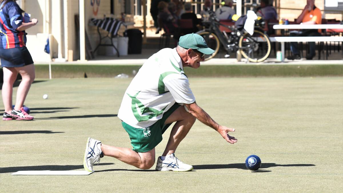 COMPETITOR: Wily Kangaroo Flat lead Wayne Walsh bowls against Bendigo. Picture: ADAM BOURKE