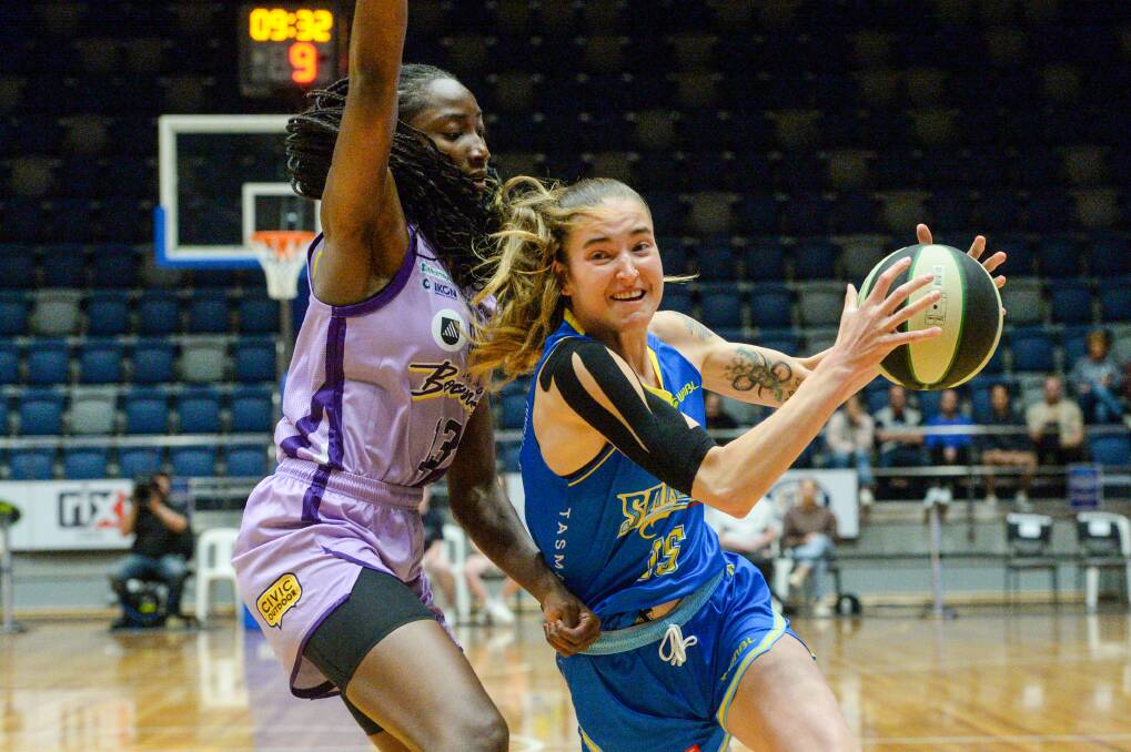 Anneli Maley drives to the basket. Picture: DARREN HOWE