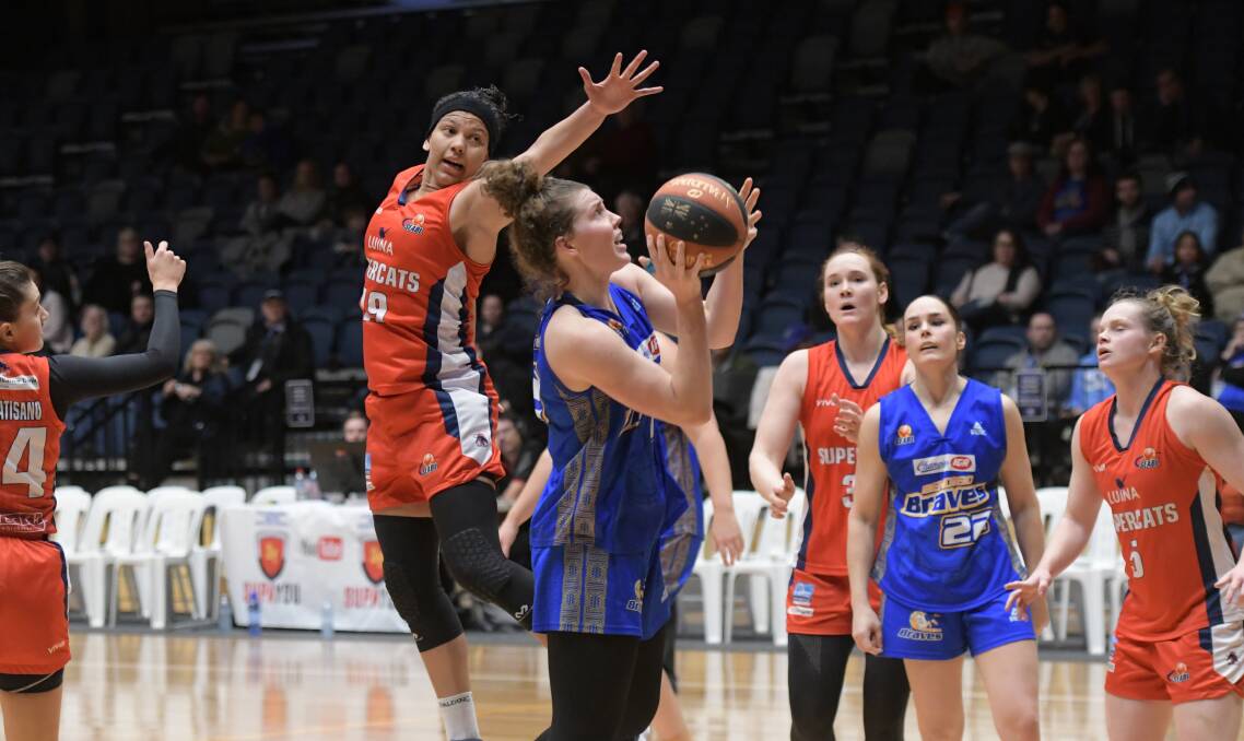 BEST ON COURT: Bendigo Braves star Nadeen Payne on her way to 24 points against the Geelong Supercats at Bendigo Stadium on Friday night. Picture: NONI HYETT