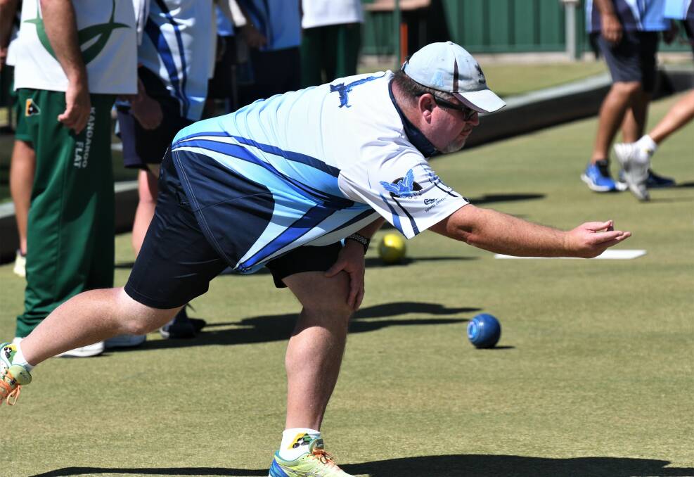 BIG WIN: Eaglehawk's Marc Smith on his way to victory against Kangaroo Flat's Barry Anset. Picture: ADAM BOURKE