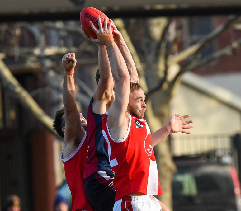 TIGHT BATTLE: Little split South Bendigo and Sandhurst in Saturday's game at the QEO. Picture: DARREN HOWE