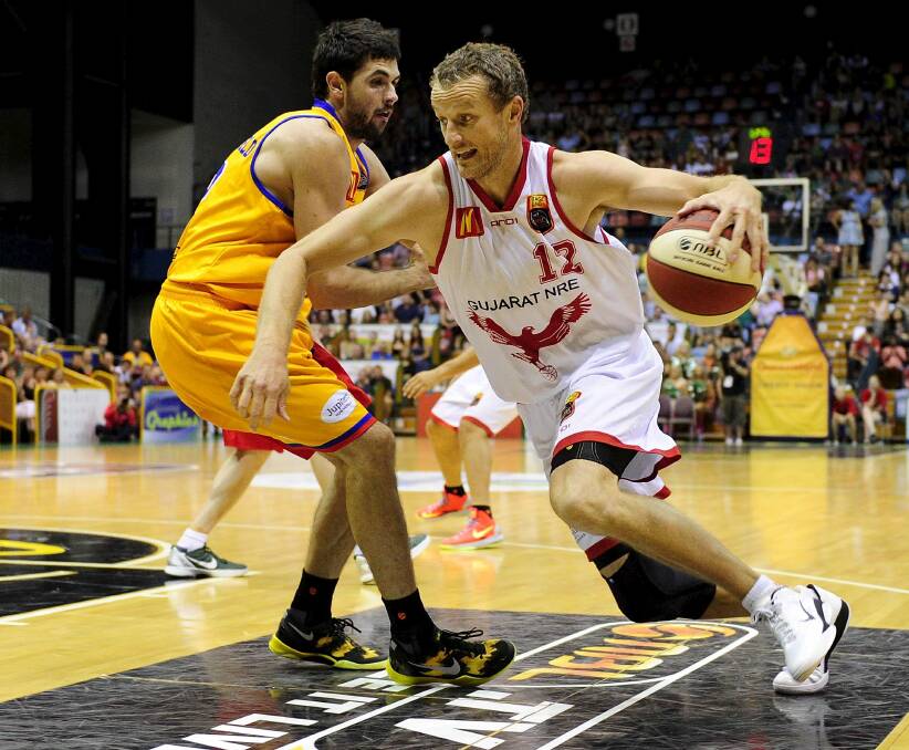 Glen Saville drives to the basket during his NBL career with the Illawarra Hawks.