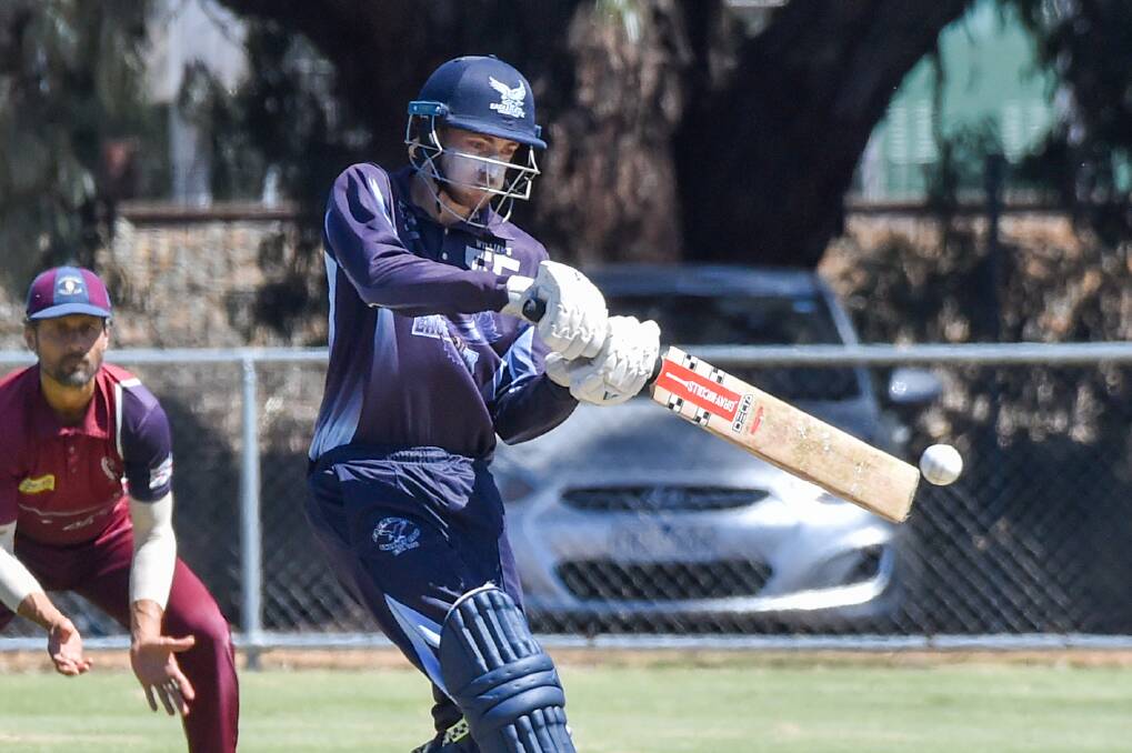 SHORT BALL: Eaglehawk's Josh Williams plays a pull shot in his innings of 29 against Sandhurst. Picture: DARREN HOWE