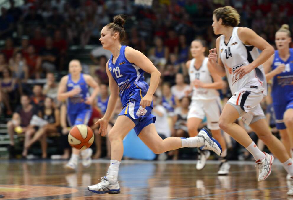 Kelly Wilson surges down the court in the grand final.