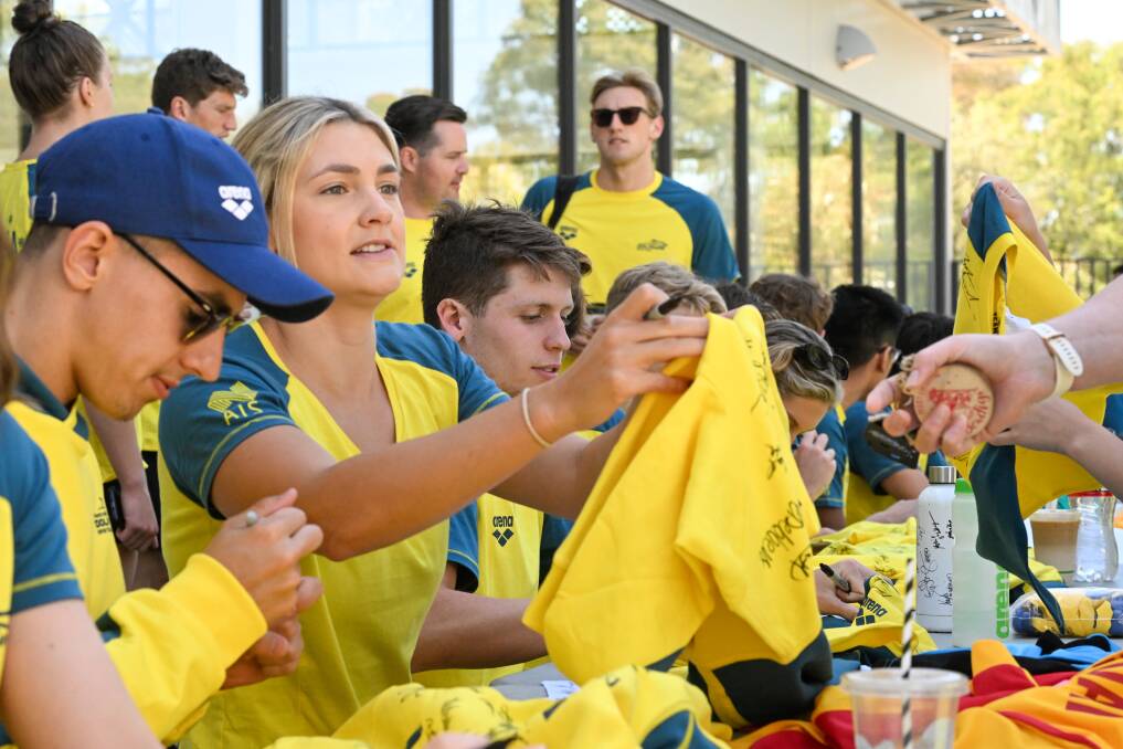 Jenna Strauch signing autographs in Bendigo before the world championships. Picture by Darren Howe