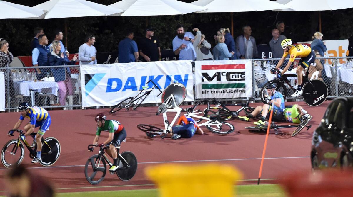 Bendigo Madison riders hit the track at high speed. Picture: GLENN DANIELS