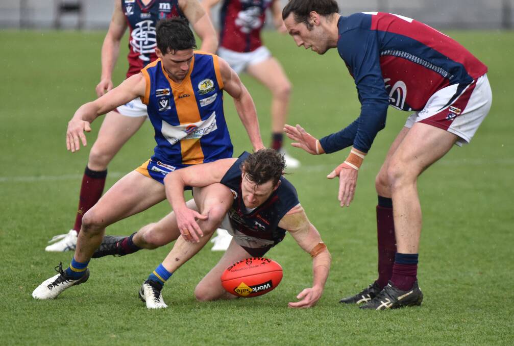 Golden Square's Adam Baird battles for the ball with Sandhurst's Nick Stagg in Sunday's BFNL elimination final.