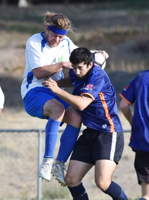 Strathdale's Nick Watson competes with Eaglehawk's Nathan Hamblin. Picture: DARREN HOWE
