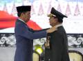 Indonesian President Joko Widodo awarded an honorary four-star general rank to Prabowo Subianto. (AP PHOTO)