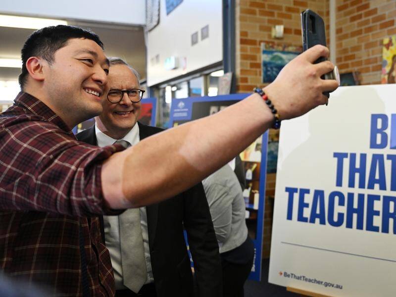 Scholarships are being offered as part of Labor's plan to address the national teacher shortage. (Dean Lewins/AAP PHOTOS)