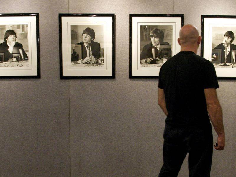 The German photographer who shot some of the most striking images of the Beatles has died at age 81.