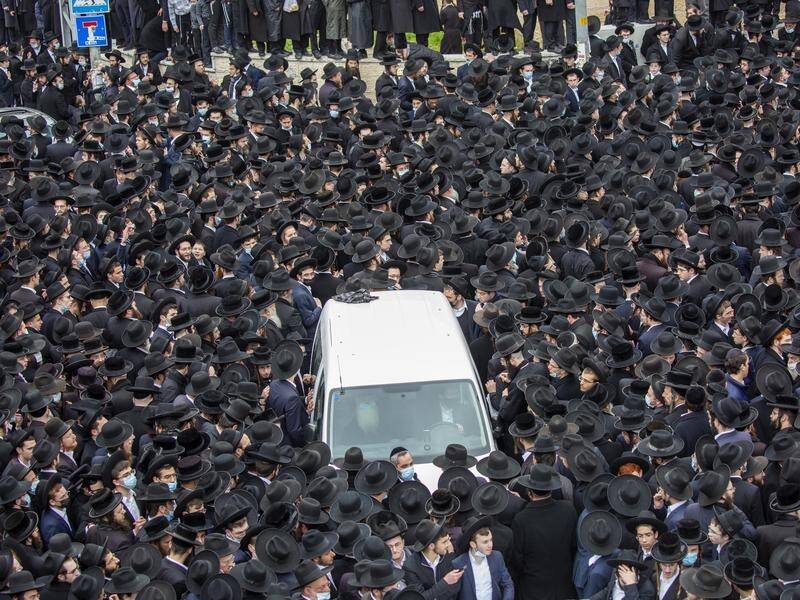 Thousands of ultra-Orthodox Jews have participated in the funeral of a prominent rabbi in Jerusalem