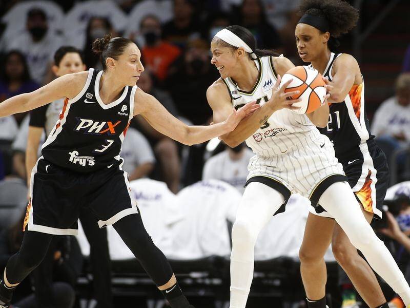 Chicago Sky's Candace Parker contends with Phoenix Mercury's Diana Taurasi (l) and Brianna Turner.