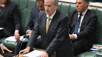 Bill Shorten says nearly one million Australians are owed money by Medicare. (Mick Tsikas/AAP PHOTOS)