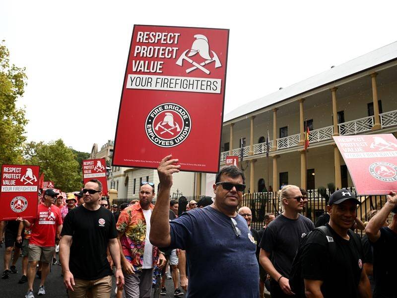 Members of the Fire Brigade Employees Union at a rally outside NSW Parliament. (Dan Himbrechts/AAP PHOTOS)