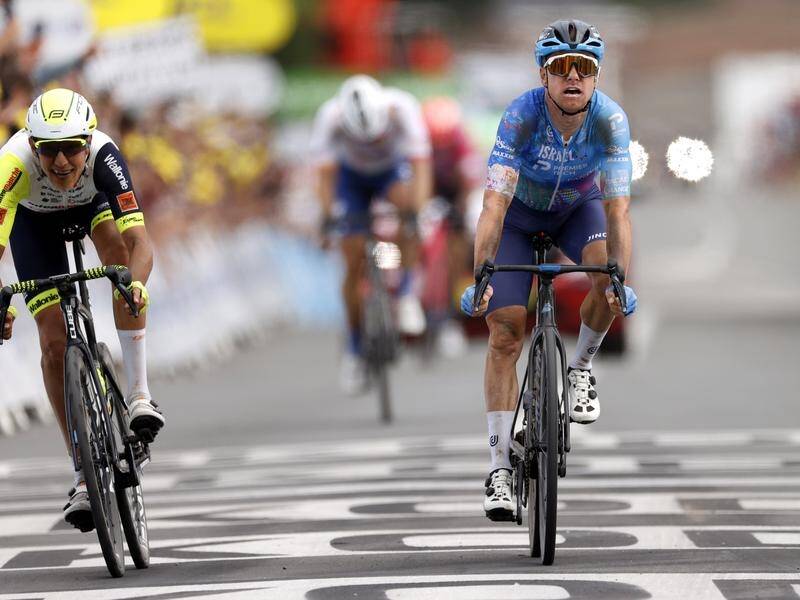 Australian Simon Clarke (R) pipped Taco van der Hoorn to win the fifth stage of the Tour de France.