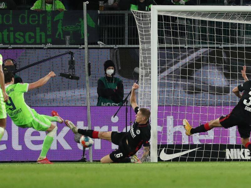 Wolfsburg's No.9 Wout Weghorst equalises in the Bundesliga draw against Eintracht Frankfurt.