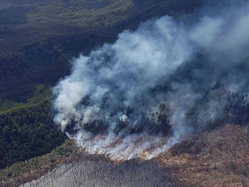 A fire in Tasmania's southwest has moved closed to the Arthur Ranges due to prevailing winds.