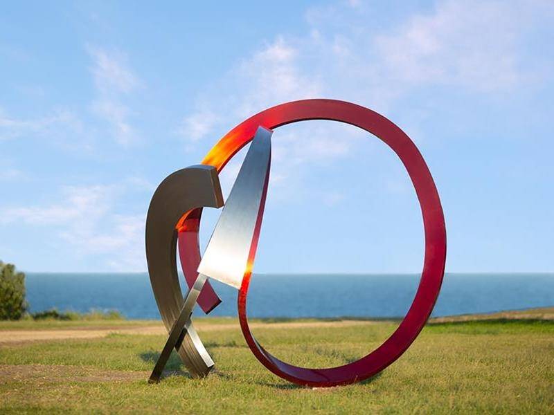 Victorian artist James Parrett has won the top award at Sydney's Sculpture by the Sea exhibition.